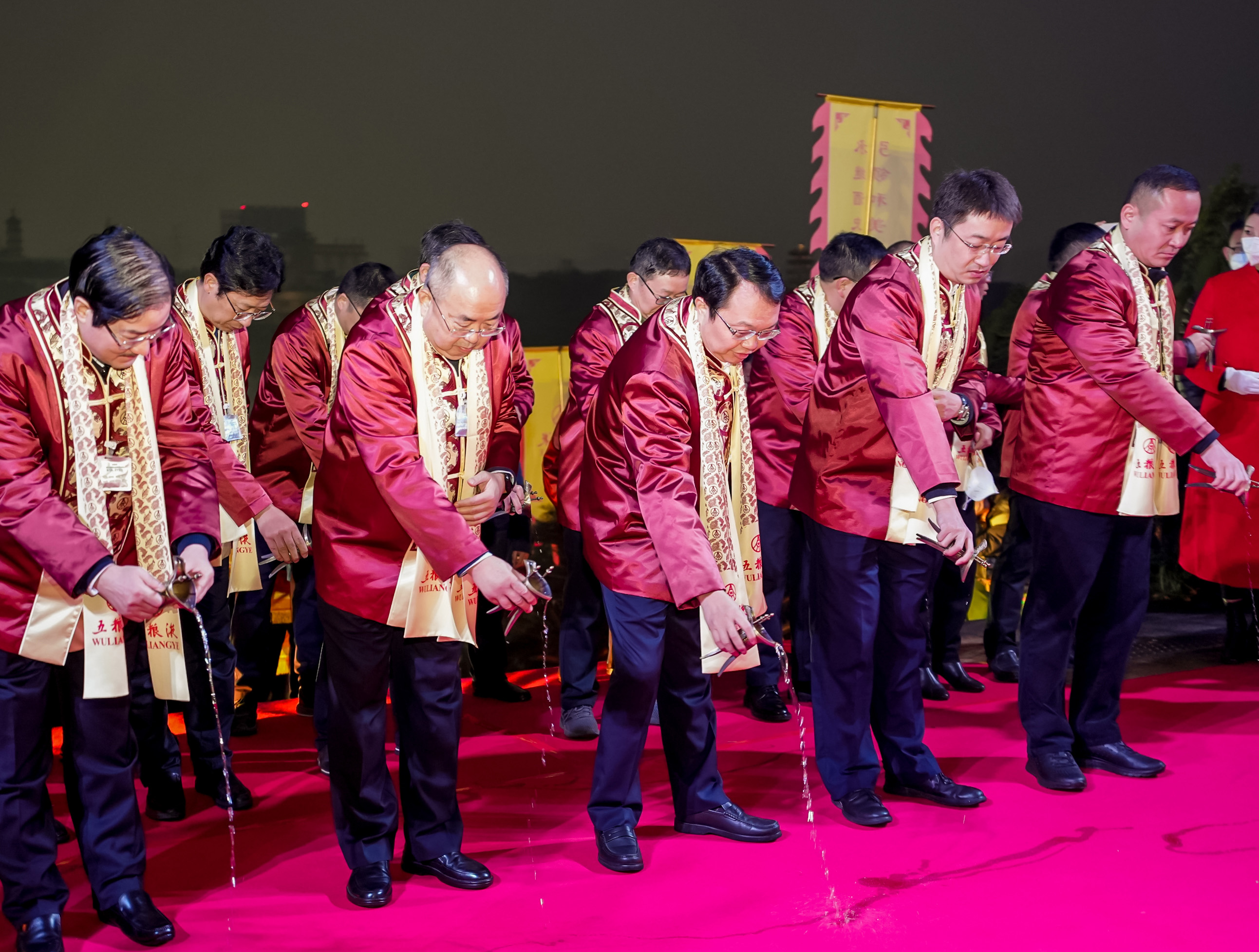 6-全体参祭人员在大祭司的引领下行酒礼.jpg