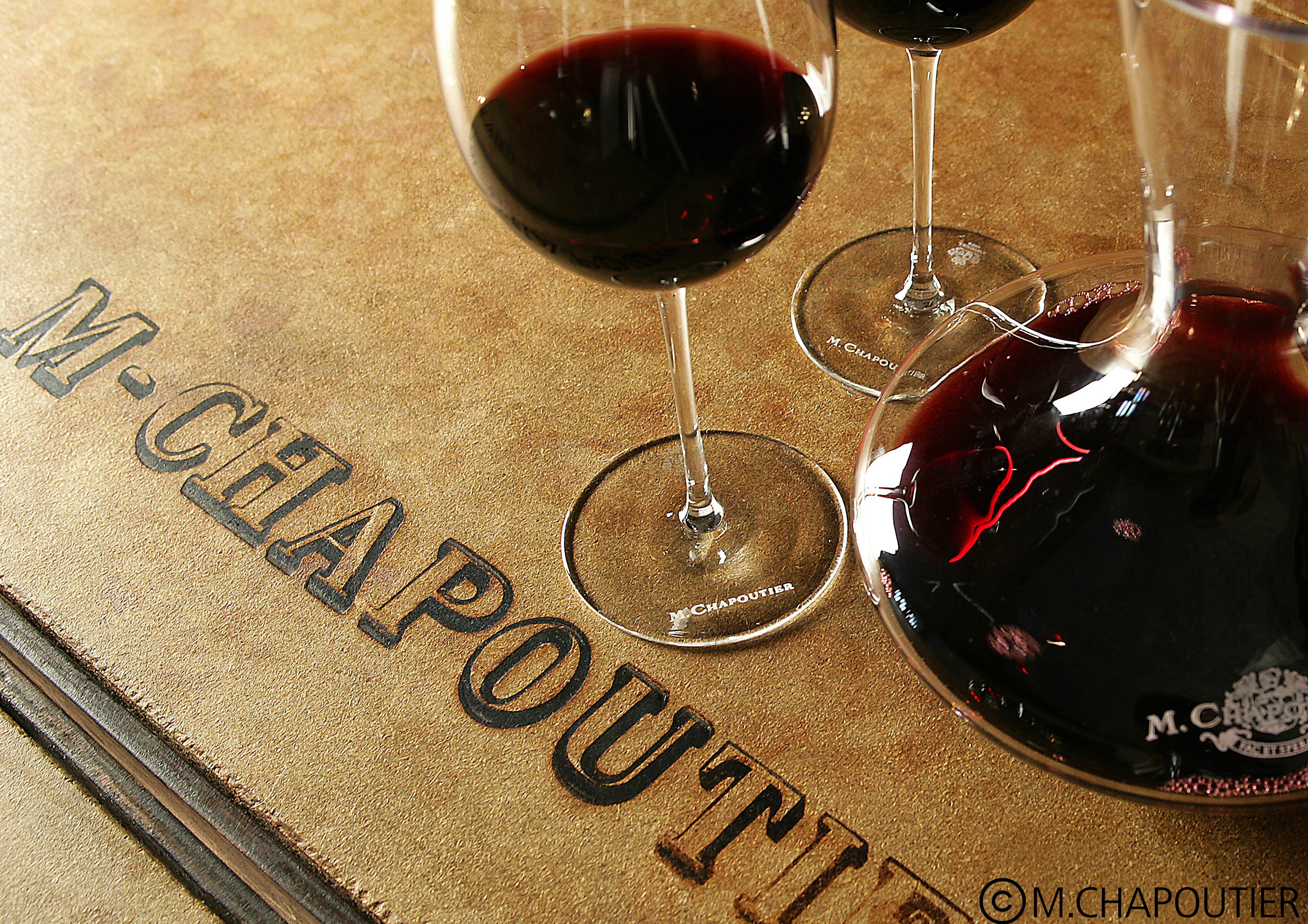 Vin Rouge Table M.CHAPOUTIER copyright M. CHAPOUTIER.jpg