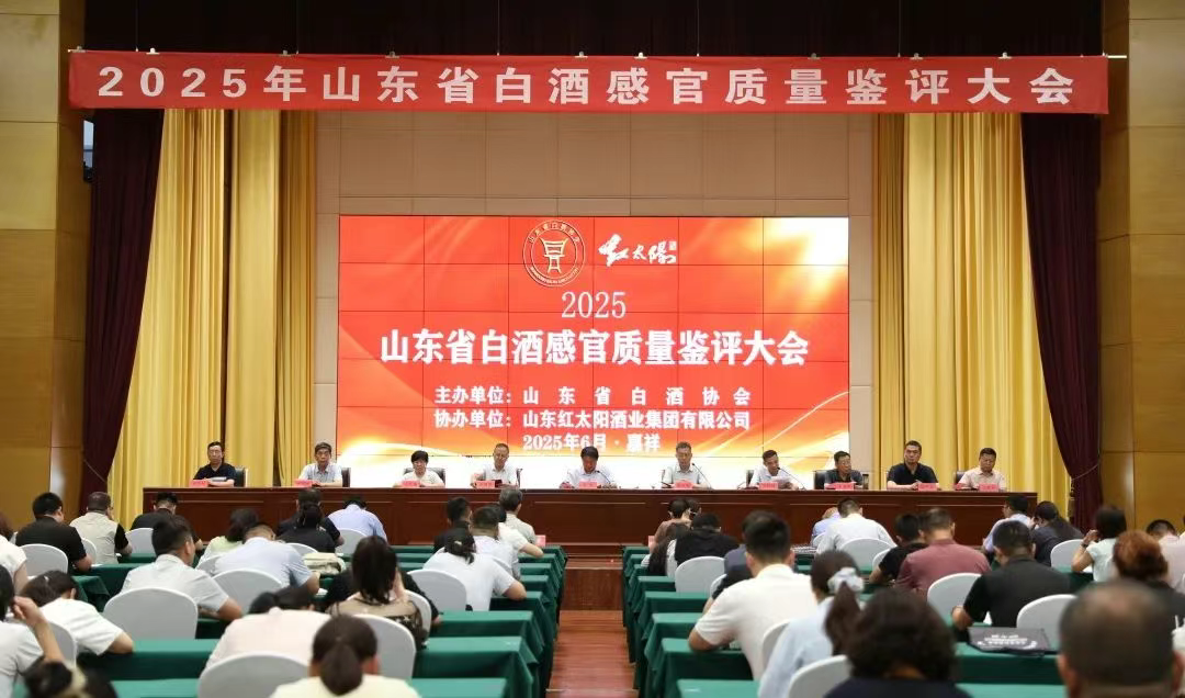 53°云门陈酿·玉白2025版荣获2025齐鲁白酒酒体设计金奖！
