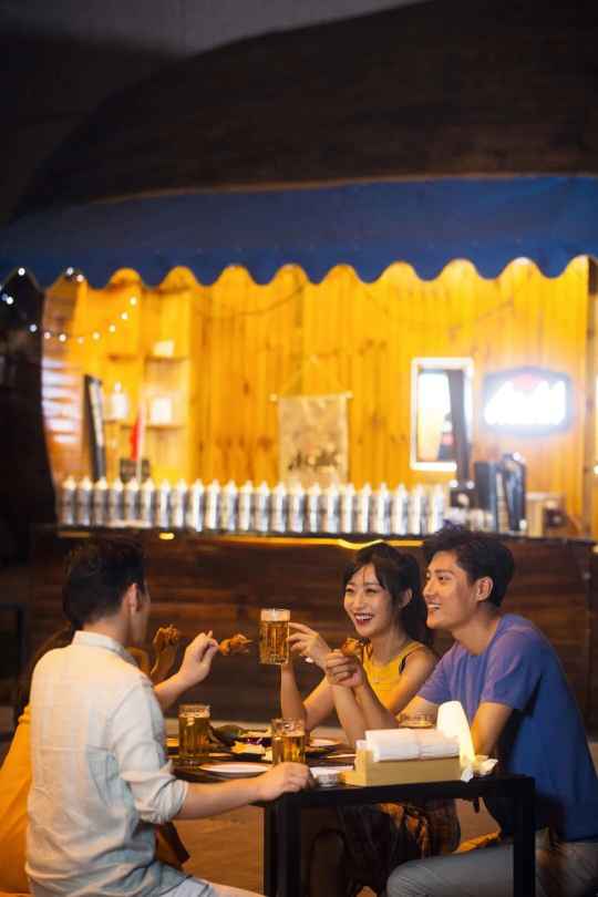 举杯76年，一部流动的中国生活史｜国庆特别策划④
