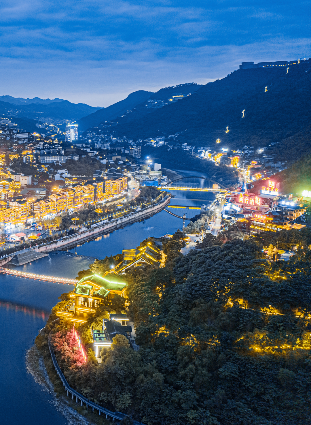 赤水河十年竞合：从隔河相望到美美与共的酱酒变革史诗