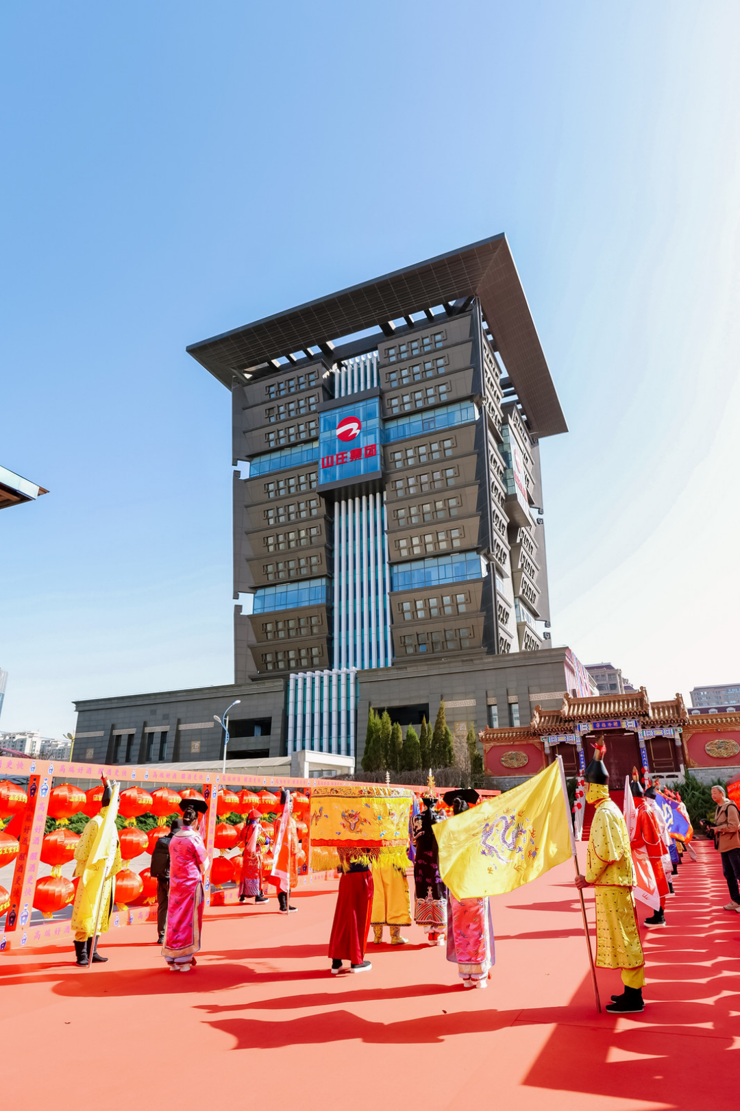 平地涌泉，百亿野望：山庄的历史、生态与未来