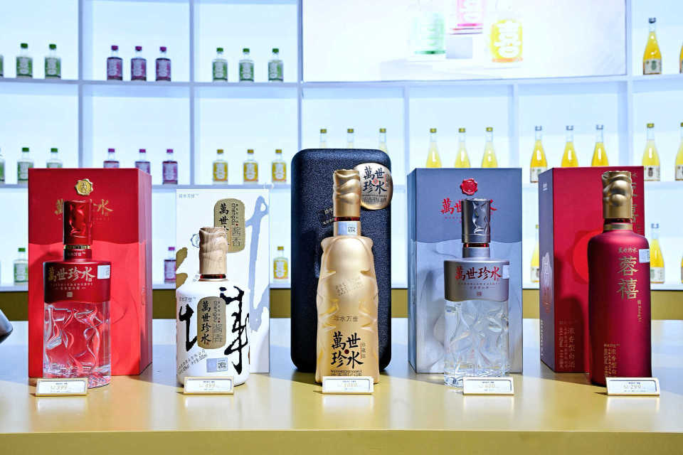 从一瓶 &ldquo;萬世珍水&rdquo; 看懂成都国资酒企的破局：有硬实力，更有真温度