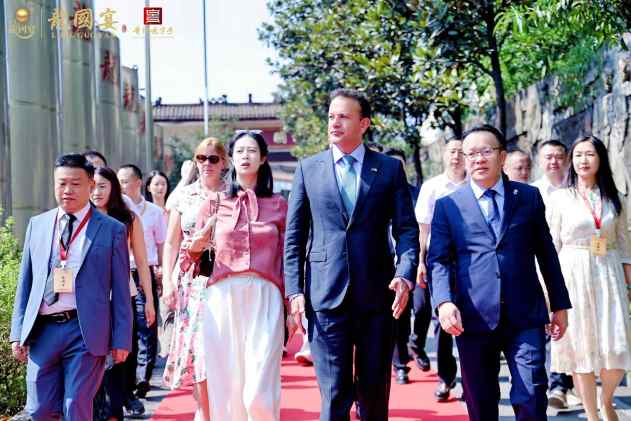 爱尔兰第14任总理利奥&middot;瓦拉德卡深度探访龍國宴酒业，赋能品牌国际化新征程